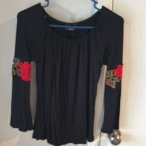 Discreet black blouse with roses on sleeves